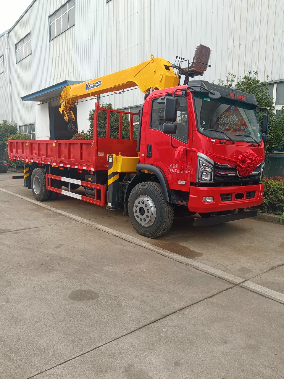 東風單橋10噸隨車吊 工地多面手，6.2米貨箱承載高效日常